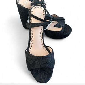 New with tag Muse Marchesa  Black Textured Platform Heels, size 9,5